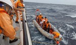 Vượt sóng cao hơn 3 mét để cứu 4 thuyền viên bị chìm tàu ngoài khơi