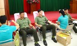 Cán bộ chiến sỹ Phòng Cảnh vệ miền Nam hiến máu cứu người