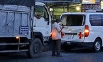 Xe cấp cứu đang vận chuyển bệnh nhân bị xe tải “dồn toa” tại ngã tư