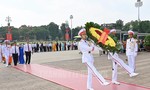Đoàn đại biểu TPHCM đặt vòng hoa, vào lăng viếng Chủ tịch Hồ Chí Minh