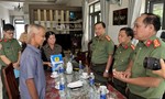 Trao tặng 50 triệu đồng hỗ trợ con trai đồng chí Nguyễn Phạm Thành Nhân
