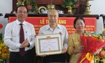Lãnh đạo TPHCM trao Huy hiệu Đảng cho các đồng chí nguyên lãnh đạo