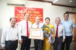 TPHCM: Trao Huy hiệu 75 năm tuổi Đảng cho đồng chí Nguyễn Linh