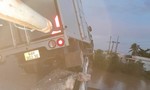 Xe tải mất lái tông gãy lan can cầu suýt rớt xuống sông