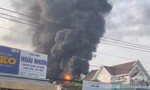 Cảnh sát ‘vây’ ngọn lửa dữ dội tại xưởng mút xốp, không để cháy lan ra nhà dân
