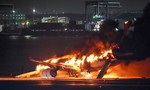 Hai máy bay va chạm ở Nhật rồi bốc cháy khiến nhiều người thương vong