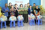 Phòng An ninh kinh tế Công an TPHCM tặng quà các hộ khó khăn