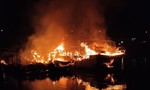 3 tàu neo đậu gần nhau cháy rụi trên sông, thiệt hại lớn về tài sản