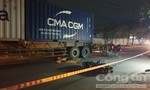 Hai xe máy va chạm, cô gái ngã xuống bị xe container cán tử vong