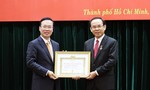 Chủ tịch nước trao tặng Huy hiệu 45 năm tuổi Đảng cho Bí thư Thành ủy TPHCM