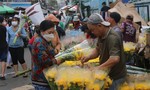 Chợ hoa lớn nhất TPHCM tấp nập trong chiều 29 Tết