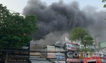Cháy dãy cửa hàng kinh doanh, người dân nháo nhào cứu tài sản