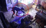 Camera ghi cảnh tên trộm liều lĩnh đột nhập nhà dân lục lọi lúc nửa đêm