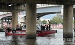 Người đàn ông để lại xe máy trên cầu, nhảy xuống sông Sài Gòn