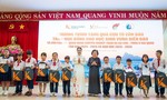 Tặng quà cựu tù chính trị Côn Đảo và trao học hổng cho học sinh vượt khó