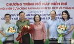 Hội Cựu CAND TPHCM tặng quà và hỗ trợ viện phí mổ mắt cho hội viên