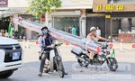 TPHCM: Hãi hùng nhìn xe ‘cà tàng’ chở ‘núi’ hàng phóng bạt mạng trên phố