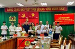 Quận 12: Tặng quà cho con, cháu hội viên Hội Cựu CAND vượt khó, học giỏi