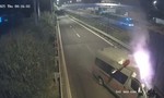 Xe cứu thương bốc cháy sau khi tông vào đuôi xe đầu kéo, 3 người tử vong