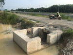 Đường dân sinh ven cao tốc Biên Hòa - Vũng Tàu mới làm đã xuống cấp, tiềm ẩn TNGT