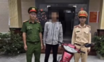 Thanh niên buông cả hai tay khi điều khiển xe máy bị tịch thu phương tiện