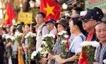 Người dân đứng kín hai bên đường tiễn đưa các liệt sĩ về nơi an nghỉ tại Nghĩa trang liệt sĩ TPHCM