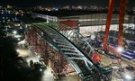Đưa thành công nhịp cầu đi bộ vượt sông Sài Gòn nặng 3.400 tấn xuống sà lan