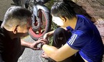 Giữa đêm khuya, cán bộ Công an bơi xuống ra sông cứu người nhảy cầu