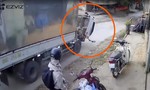 Video: Tai nạn hy hữu khi tài xế phanh gấp khiến cabin bật ngửa, một người tử vong