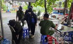 Ấm lòng nghĩa cử giúp nam thanh niên nằm bên đường lúc trời mưa