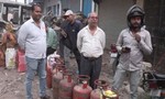 Video người dân Ấn Độ xếp hàng dài mua gas do khan hiếm vì chiến sự ở Iran