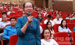 Bí thư Chi bộ khu phố đọc thơ cổ động bầu cử tại hội nghị tiếp xúc cử tri