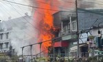 Lực lượng chữa cháy nỗ lực dập lửa 3 căn nhà cháy tại phường Cam Ly - Đà Lạt