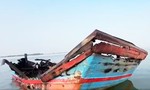 Tàu cá đang neo đậu bất ngờ bốc cháy dữ dội trong đêm