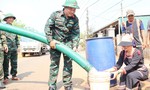 Bộ đội chở nước giúp người dân vùng khô hạn