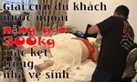 Video giải cứu du khách nước ngoài nặng gần 300kg, mắc kẹt trong nhà vệ sinh
