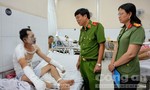 Lãnh đạo Công an TPHCM thăm, động viên 2 chiến sĩ bị bỏng nặng khi chữa cháy xưởng nệm mút
