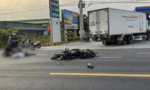 Hai người thương vong khi xe máy tông xe tải đang rẽ vào cây xăng