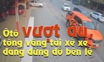 Clip ôtô vượt ẩu tông văng tài xế xe bán tải đang đứng sát bên lề