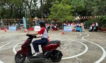 TPHCM: Hàng trăm em học sinh thích thú khi được trải nghiệm thực tế thi sát hạch lái xe