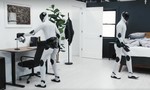 Hai robot hình người phối hợp nhịp nhàng dọn dẹp căn phòng chỉ trong hai phút