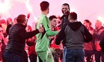 Trận derby Praha bị gián đoạn bởi hàng trăm cổ động viên cầm pháo sáng tràn xuống sân