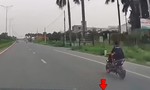 Clip nam sinh đầu trần, phóng xe điện với tốc độ gần 90km/giờ