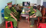 Phơi lúa lấn chiếm hàng lang giao thông còn dùng cào tấn công tài xế xe tải