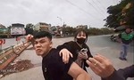 Khởi tố đối tượng chạy xe máy không đội mũ bảo hiểm, còn hành hung Cảnh sát giao thông