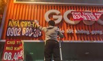 Liên tiếp bắt quả tang nhiều vụ dán quảng cáo "bẩn"