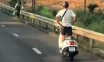 Công an vào cuộc xác minh nam thanh niên thả 2 tay, đứng trên xe máy khi xuống dốc
