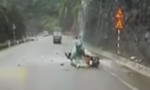 Clip đá từ trên núi bất ngờ rơi trúng xe máy đang lưu thông trên Quốc lộ 6