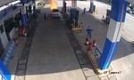 Vụ cháy xe ôtô tại cây xăng khiến 2 người tử vong: Trên xe chở hàng chục khối pin và bình ắc quy