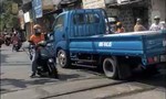 Cố băng qua đường sắt khi đèn tín hiệu đã bật, tài xế xe tải bị phạt 5 triệu đồng, tước bằng lái 2 tháng